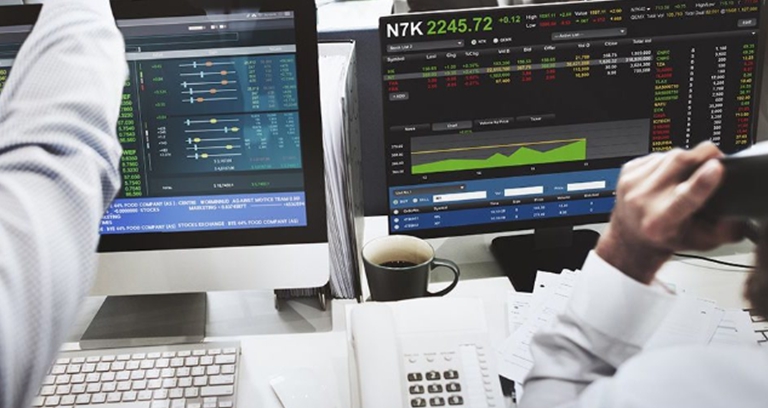 Успешные трейдеры Трейдеры смотрят в мониторы